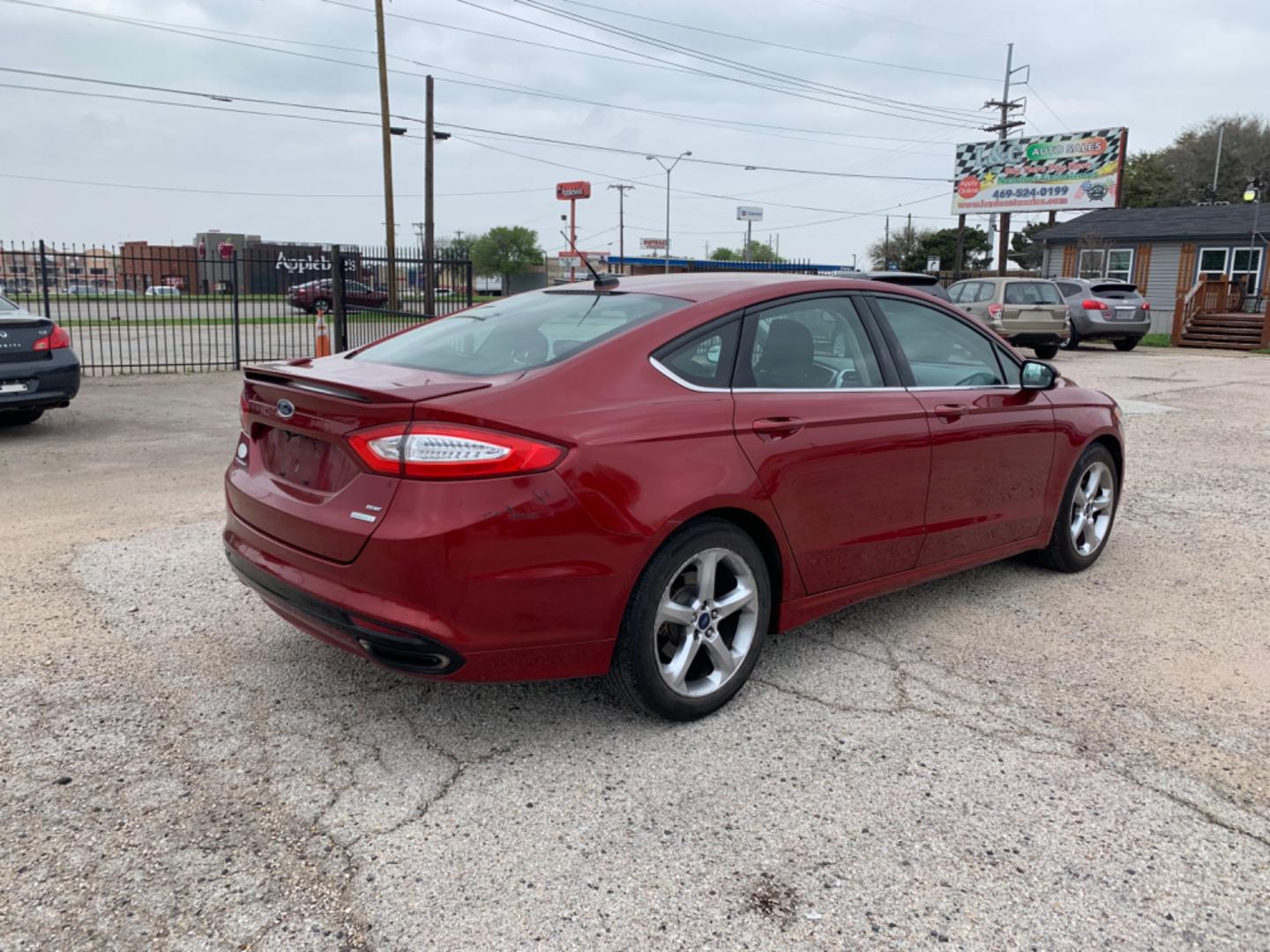 2015 Maroon /Black Ford Fusion SE (3FA6P0H95FR) with an 2.0L L4 DOHC 16V engine, Automatic transmission, located at 1830 North Belt Line Road, Irving, TX, 75061, (469) 524-0199, 32.834373, -96.993584 - Photo#4